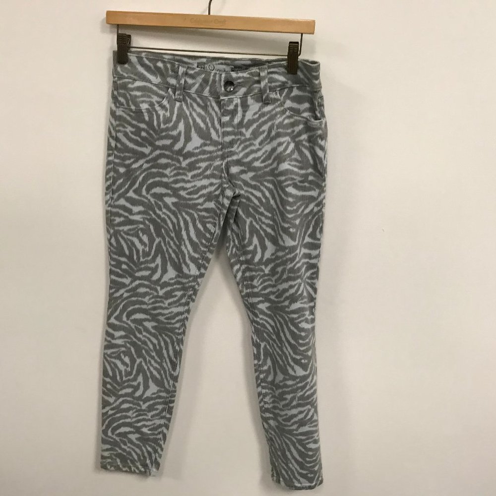 NWOT Level 99 Four-Pocket Jegging in Animal Print